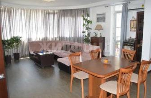 
   Продам 3-комнатную, 107 м², Клубничная ул, 82

. Фото 1.