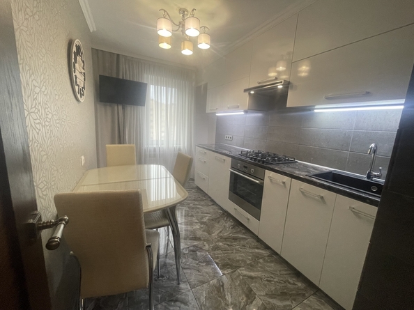 
   Продам 2-комнатную, 66 м², Ленина ул, 175

. Фото 2.