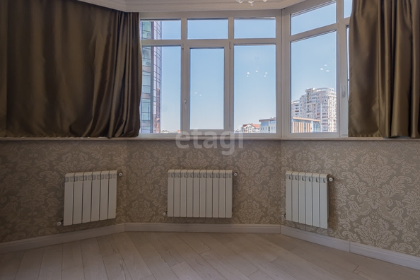 
   Продам 3-комнатную, 135 м², Кубанская Набережная ул, 37/12

. Фото 4.