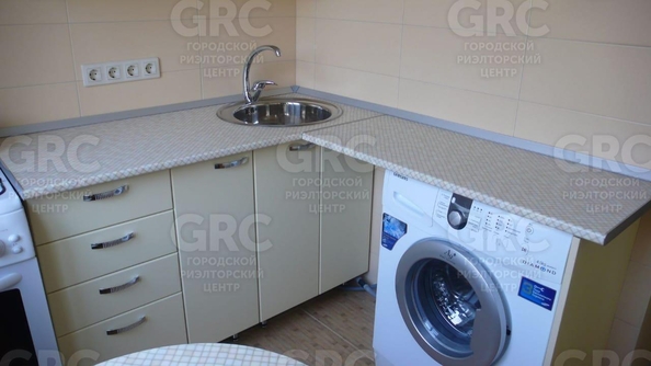 
  Продается 1-комн. квартира, 31 м², Конституции СССР ул, д. 8
. Фото 2.