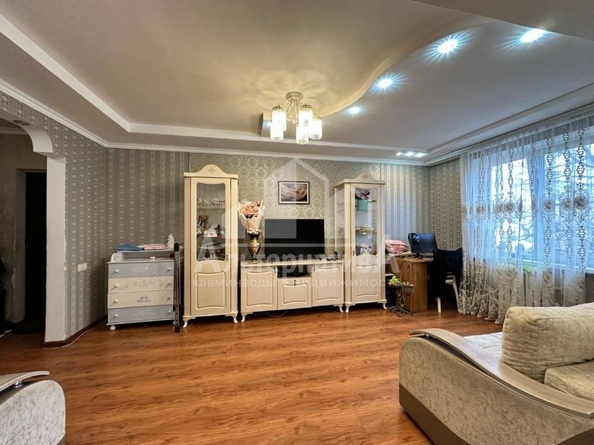 
  Продается 4-комн. квартира, 90 м², Красивая ул
. Фото 1.