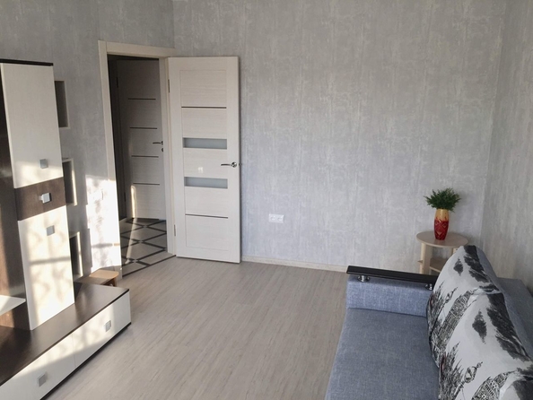 
   Продам 1-комнатную, 35 м², Думенко ул, 1

. Фото 2.